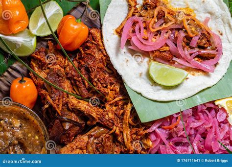   Cochinita Pibil: The Yucatan Peninsula's Tangy Citrus and Fiery Chili Celebration Wrapped in Banana Leaves! 