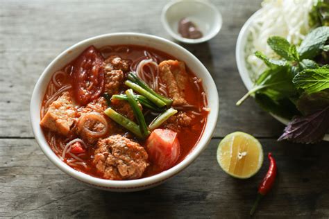  Bún Riêu Xã: 아삭한 허브와 매콤한 육수의 조화로 완성되는 환상적인 한 그릇!