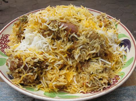  Hyderabadi Biryani: 꼬깃꼬깃한 고기와 향긋한 쌀의 조화가 일품인 하이데라바드 비리야니를 경험해보세요!